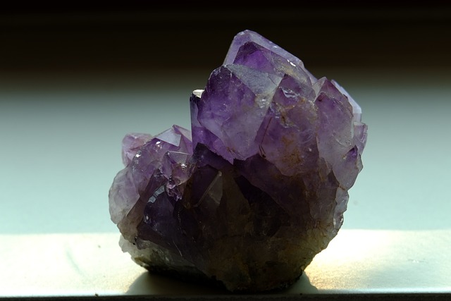 Opdag den mystiske verden af ametyst: Fakta og myter om denne smukke lilla krystal